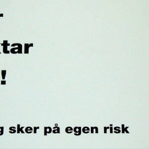 Dekalskylt Här Vaktar Jag! Vit