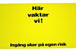Dekalskylt Här Vaktar Vi! Gul