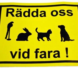 Klisterdekal Rädda Oss Vid Fara!
